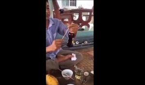 Il montre en vidéo comment (ne pas) décapsuler une bière avec une baguette chinoise