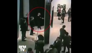 Un homme vole un tableau dans un musée de Moscou