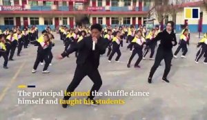 Un directeur d'école fait danser les élèves tous les matins dans une chorégraphie très fun