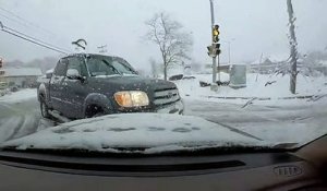 Un conducteur devient fou après s'être fait couper la route ! Road Rage