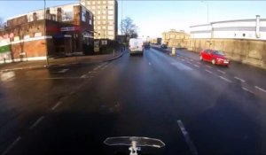 Cette femme traverse imprudemment devant une moto qui la renverse, puis se sauve pour ne pas rater son bus