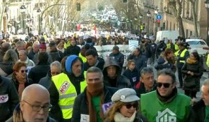 Retraités et chauffeurs de taxis dans la rue à Madrid