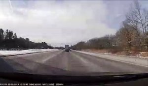 Instant Karma pour un automobiliste qui zigzague entre les voitures sur l’autoroute