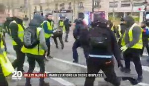 Gilets Jaunes - Devant les caméras, un manifestant met un coup de pied dans la tête d'un membre des forces de l'ordre !