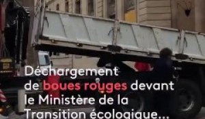 Des militants déversent des "boues rouges" devant le ministère de l'Écologie