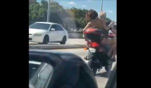 Une femme qui se rase les jambes sur une moto... Normal