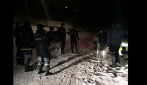 Des policiers font de la luge avec leurs boucliers (Norvège)
