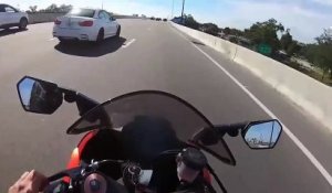 Un chauffard en BMW fini dans le décors en faisant la course avec une moto sur l'autoroute !