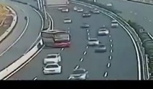 Un conducteur fait demi-tour sur l'autoroute pour ne pas prendre un péage