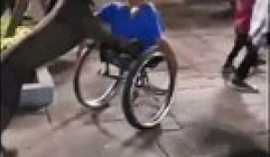 Bouleversant : un chien pousse son maître handicapé en fauteuil roulant