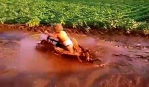 Un gamin s'amuse dans une flaque de boue !
