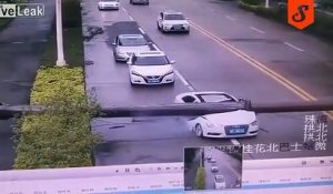 Ce conducteur sort en vie de son Audi écrasée par un poteau sur l'autoroute !