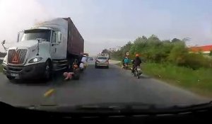 Choc : une maman et son bébé manquent de se faire écraser par un camion