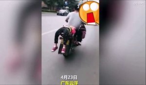 U père emmène sa fille de force à l'école en l'attachant à la moto