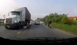 Une maman et son bébé presque écrasés par un camion... Beaucoup de chance