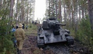Ce que cet enfant découvre au bord d'un lac est incroyable :  tank soviétique vieux de 50 ans enfouit sous terre