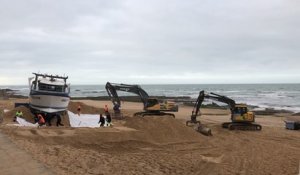 Démantèlement du bateau de pêche échoué