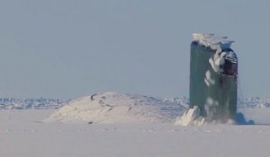Quand un sous-marin nucléaire américain fait surface et brise la glace... Impressionnant