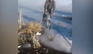 Un Russe fait du vélo sur un lac gelé !