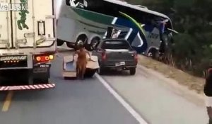 Ils pillent.. un bus accidenté sur le bord de la route au Brésil !