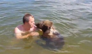 Ce russe nage avec son gros ours... Grand moment de tendresse