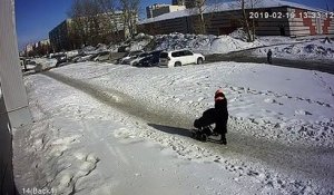 Femme avec une poussette vs Chute de neige