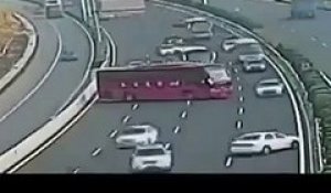 Un bus fait demi-tour sur l'autoroute pour ne pas prendre un péage !