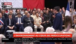Emmanuel Macron interpellé par un collégien: "Quand est-ce que vous allez réagir pour l'environnement, puisque vous en avez le pouvoir ?" - VIDEO