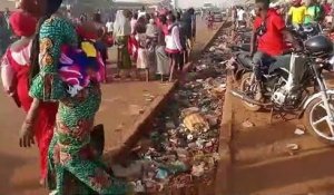 Des femmes manifestent dans la rue à Kagbelen