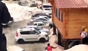 Ces voitures se font avaler par une avalanche sur un parking !