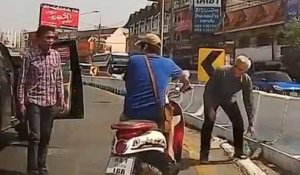 Un conducteur de scooter provoque un Road Rage incroyable