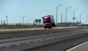 Un camion couché par le vent