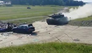 Ce Tank roule sur une voiture comme si de rien n'était !