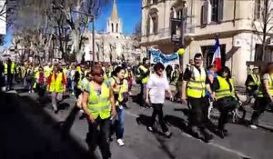 Acte XVIII : une cinquantaine de Gilets jaunes chante rue de la République