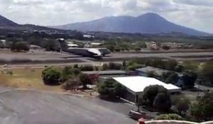 L'impressionnant décollage d'un gros avion militaire au Salvador