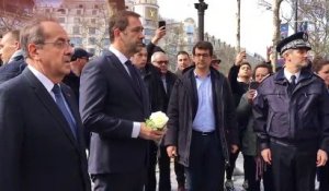 "Honte à eux" : Christophe Castaner dépose une fleur devant la plaque de Xavier Jugelé, endommagée lors de la manifestation des "gilets jaunes"