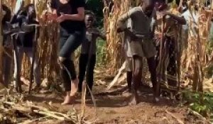 Une jeune femme fait une chorégraphie superbe de danse avec un enfant africain