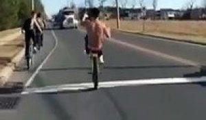 Ce jeune n'aurait pas dû s'amuser à frôler des véhicules à vélo !