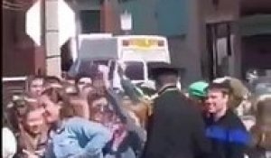 Quand une fêtarde vient draguer un policier pendant la Saint-Patrick