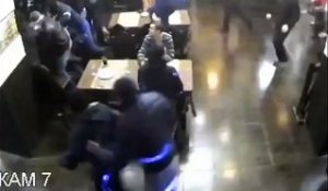 Un client mange tranquillement pendant que la mafia Russe rentre dans le restaurant