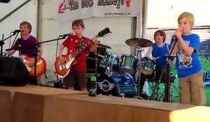 Un groupe de gamins de 8 ans joue parfaitement du heavy metal