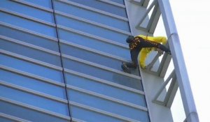 Le Spiderman français grimpe à la Défense pour "sauver Notre-Dame-de-Paris"