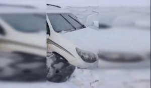 Il plante sa voiture dans un lac gelé et elle se fait engloutir