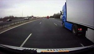 Un camion percute une camionnette arrêtée sur la bande d’arrêt d’urgence en Pologne