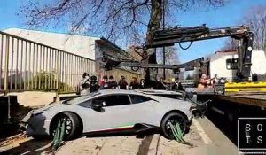 Un conducteur d'une Lamborghini Performante perd le contrôle et percute un arbre