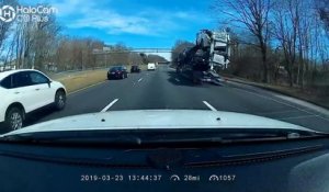 Un camion qui transporte une voiture neuve percute un pont