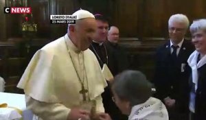 Le pape refuse que des fidèles embrassent l’anneau papal