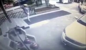 Un femme fait une énorme chute à cause d'une voiture