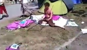 Pas simple de monter sa tente ivre pendant un festival