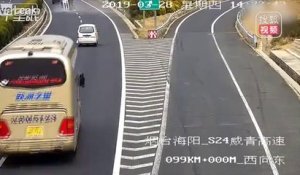 Un conducteur s'arrête sur une autoroute pour faire demi tour... Risqué